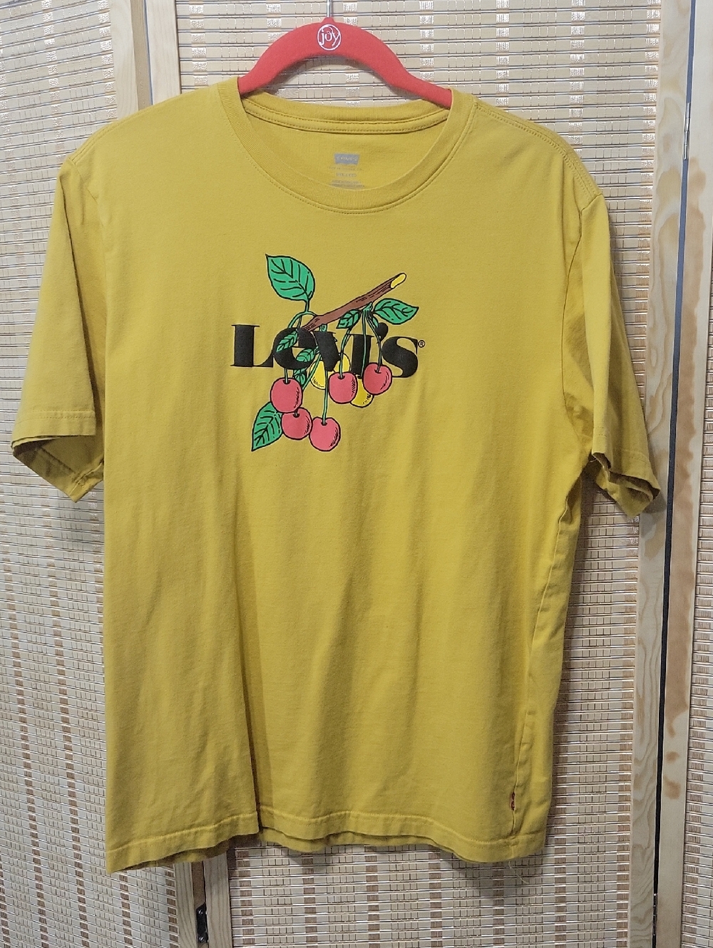 Levi's Cherry Graphic Tee - Size M